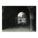 Dame im Tunnel Postkarte