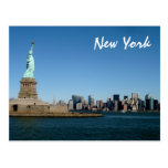 Dame Liberty Watches Over NYC (Farbe) Postkarte