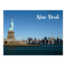 Dame Liberty Watches Over NYC (Farbe) Postkarte