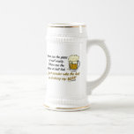 Das Glas ist halb voll? Stein u. Becher Kaffee Tasse