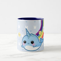 Das niedliche Baby, das mit Regenbogen narwhal sin Teetasse
