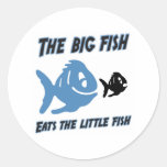 Der große Fisch isst den kleine Fische lustigen Au