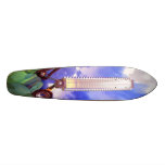 Der silberne SkaterSurfer Bedrucktes Skateboard