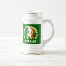 Des St Patrick des Mädchens trinkendes Team Kaffee Haferl