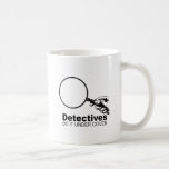 Detektive tun es unter Abdeckung Tee Tasse