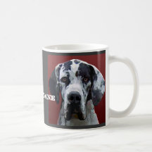 Deutsche Dogge Harly stellen Becher gegenüber Haferl