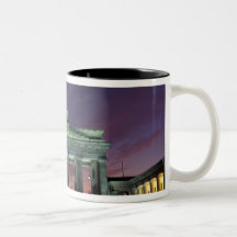 Deutschland, Berlin. Brandenburger Tor nachts Tee Haferl