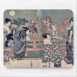 Die Frauen, die ein sumō aufpassen, passen durch U Mousepad