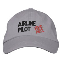 Dienstfreier Fluglinien-Pilot Besticktes Cap