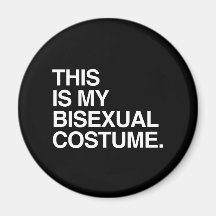 DIESES IST MEIN BISEXUELLES COSTUME.png Kühlschrankmagnet