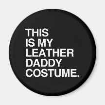 DIESES IST MEIN LEDERNER VATI COSTUME.png Kühlschrankmagnet