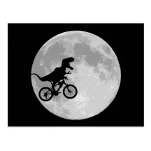 Dinosaurier auf einem Fahrrad im Himmel mit Mond Postkarte