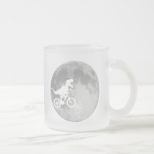Dinosaurier auf einem Fahrrad im Himmel mit Mond Tasse
