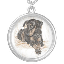 Dobermannpinscher-Hund mit den natürlichen Ohren Amulett