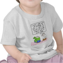 Doktor röntgt den Typ, der in der Schlange eingewi Tshirt