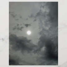 Dunstige Sonne durch zwei Schichten der Wolke Flyerbedruckung