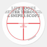 Durch einen Scharfschütze-Bereich Runder Sticker
