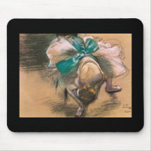 Edgar Degas-Tänzer, der ihre Schuh-Bänder bindet Mousepads