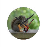 Eichhörnchen, das E-Gitarre spielt