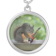 Eichhörnchen, das E-Gitarre spielt Halskette