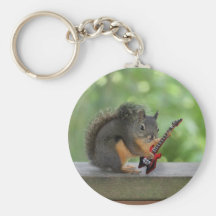 Eichhörnchen, das E-Gitarre spielt Schlüsselband