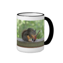 Eichhörnchen, das E-Gitarre spielt Tasse