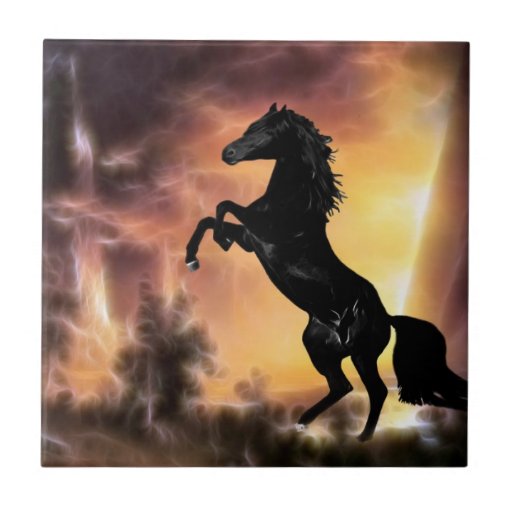 Ein aufrichtenstallion am Sonnenuntergang Fliese