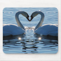 Ein Schwan-Herz-Kuss, Reflexionen der Liebe Mousepads