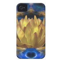 Eine Goldlotos-Blume und -reflexionen iPhone 4 Hüllen
