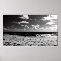 Eine Schwarzweiss-Strand-Szene Plakate