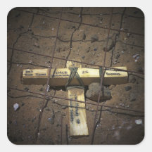 Eine Straßenreparatur-Crew setzt ein Kreuz Quadrataufkleber