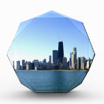 Eine windige Stadt über dem See