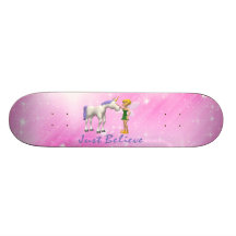Einhorn u. Fee glauben gerade Bedrucktes Skateboard