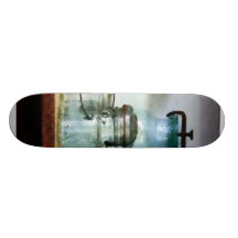 Einmachende Gläser auf Regal Personalisierte Skateboards