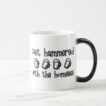 Erhalten Sie mit dem Obdachlosen gehämmert Teetasse