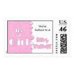 Es ist ein Mädchen, das Sie zu einer Babyparty ein Briefmarken