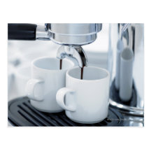 Espressomaschine, die Kaffee macht Postkarten
