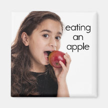Essen eines Apple-Kühlschrank-Magneten
