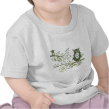 Eule ~ Eule, die auf Baumast sitzt Tshirt