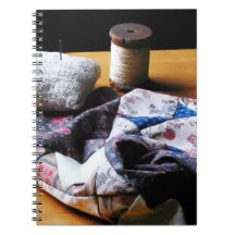 Faden, Nadelkissen und Stoff Spiral Notizbuch