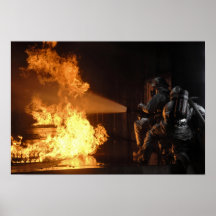 Feuerwehrmänner löschen eine simulierte Batterieta Plakat