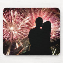 Feuerwerke verbinden das Küssen der Silhouette Mousepads
