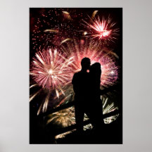 Feuerwerke verbinden das Küssen der Silhouette Posterdrucke
