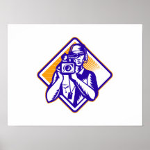 Filmteam-Kameramann, der Kamera Retro hält Poster
