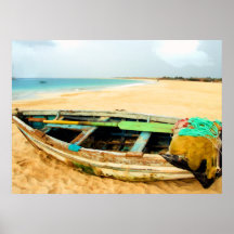 Fischen-Ruderboot auf dem Strand Plakate