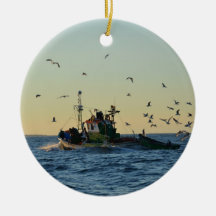 Fischerboot und eine Menge der Möven Weinachtsornamente