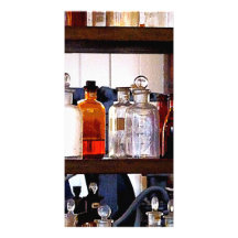 Flaschen Chemikalien auf Regalen Photokartenvorlagen