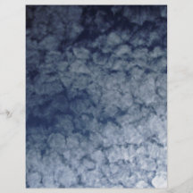 Flaumige Wolken auf dem blauen Himmel Flyer