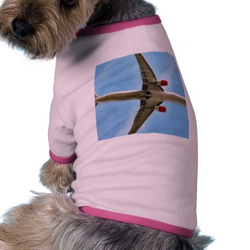 Flugzeug auf Himmel-nahem hohem Haustiershirts