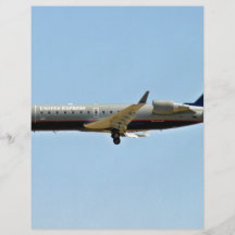 Flugzeugbrüllen durch den Himmel Bedruckte Flyer
